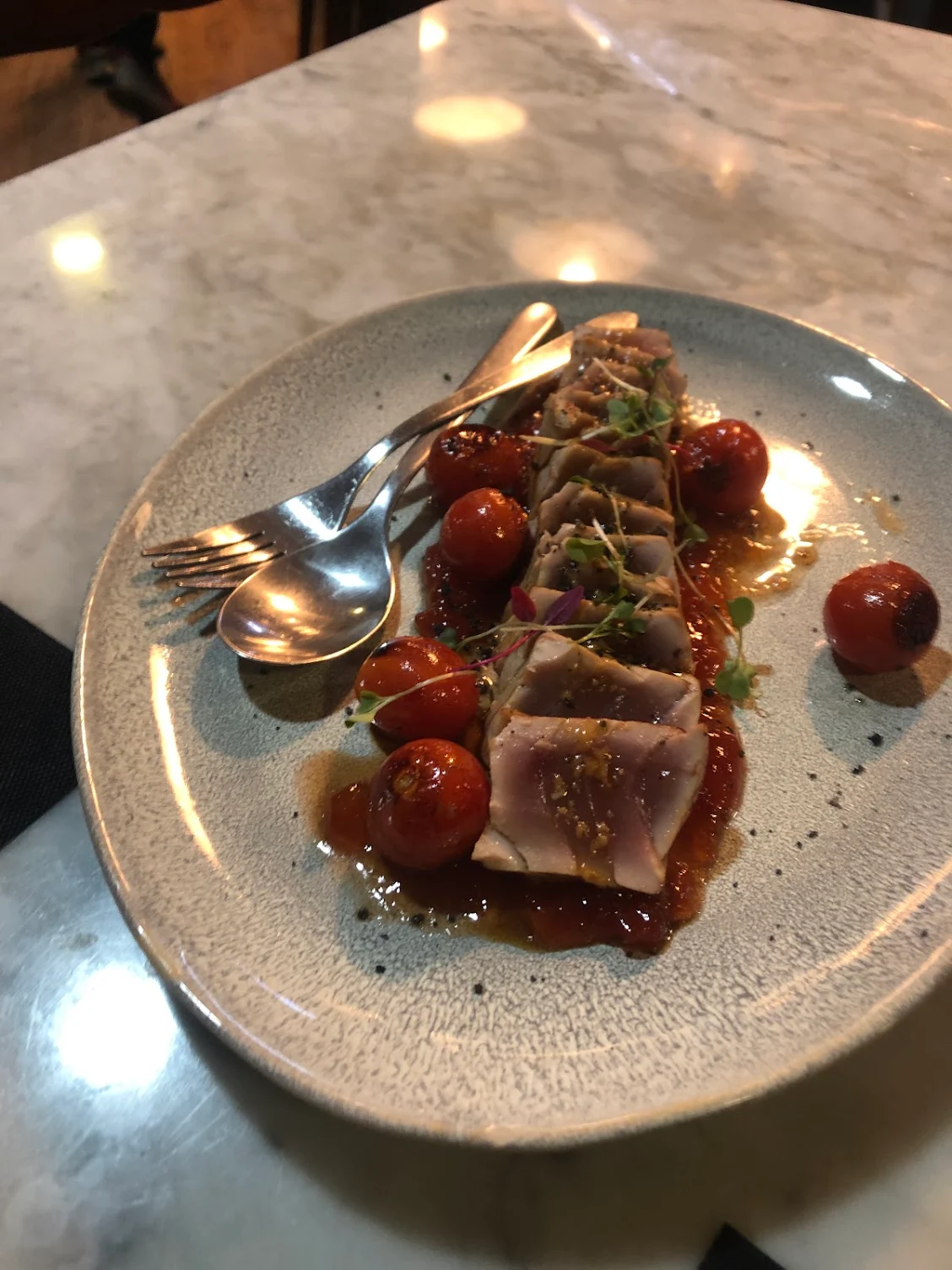 Dados de atún sobre mermelada de tomate